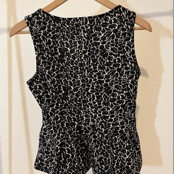 Deletta Black Dress with Leaf Print – Flare & Flattering Shape - Picture 2 of 5